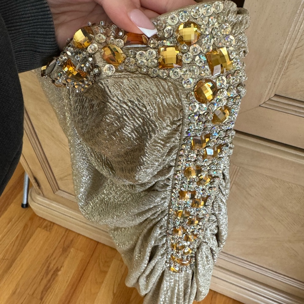 Gold gown - Picture 4 of 6